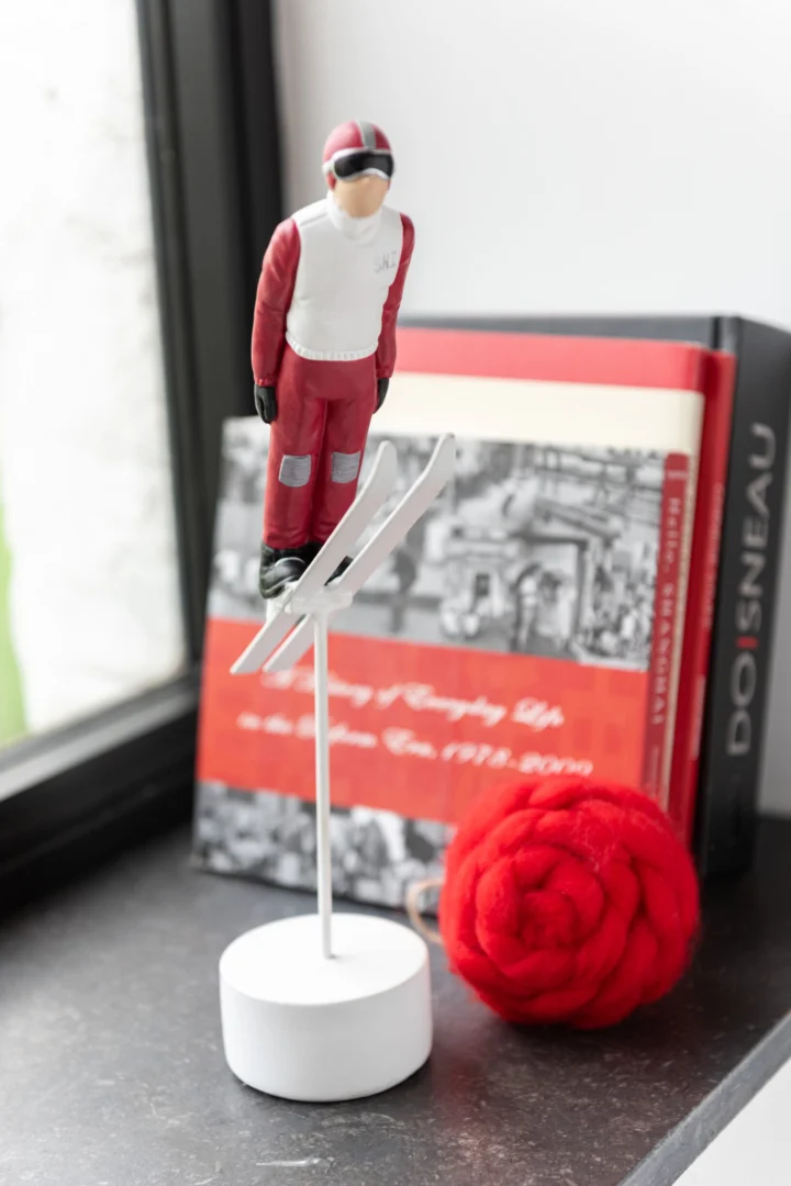 Linora polyresin skiërbeeld in rood en wit, meerkleurig, op standaard, H33,7 cm, set van 2】
