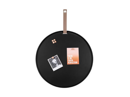 Memobord Zeskis Zwart, rond zwart ijzeren memobord met ophangband en notities vastgeprikt op muur