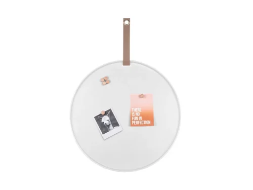 Rond Memobord Zeemmin Wit met bruine hangstrap, magneten en notities op een moderne witte wandplaat