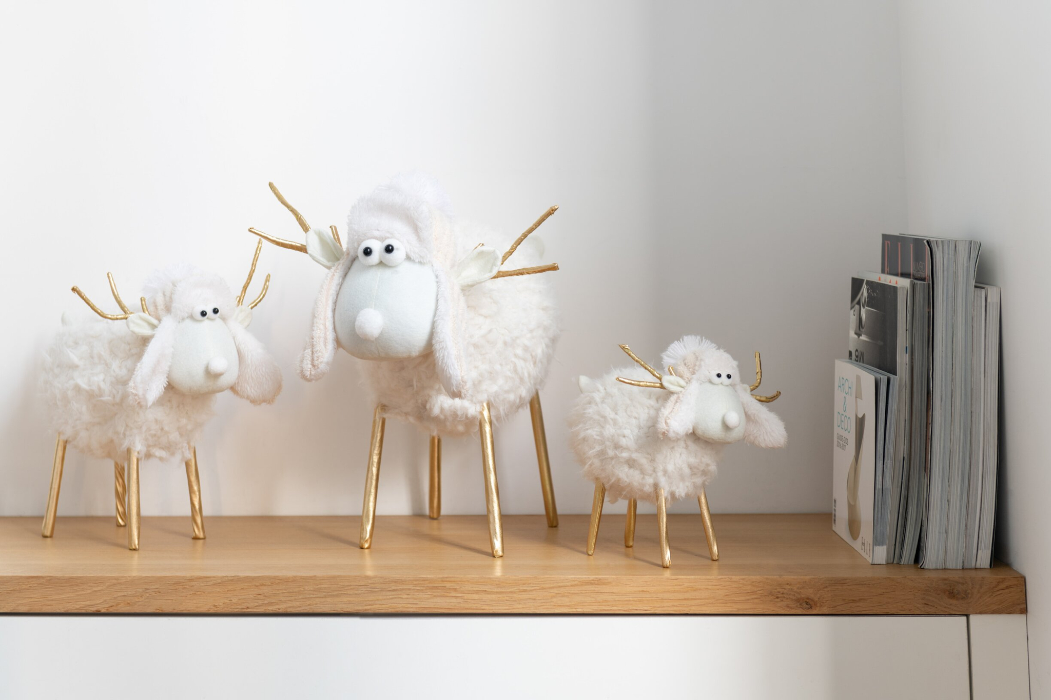Decoratiefiguur Jiska wit polyester met gouden poten en winters rendierdesign op dressoir