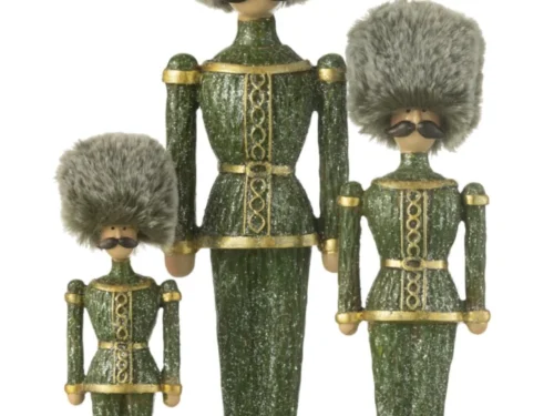 Groene notenkraker Klietar van polyresin met glitter, bontmuts en gouden details voor winterse sfeer