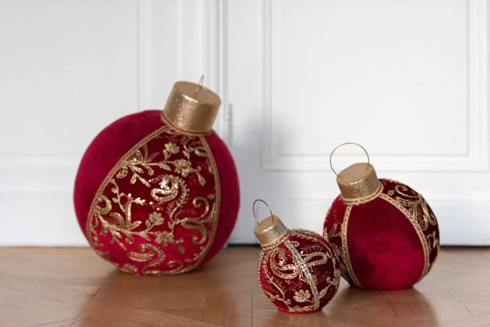 Kerstballen Livorno Stof Rood met goudkleurig patroon, luxe kerstdecoratie in warme rode tinten