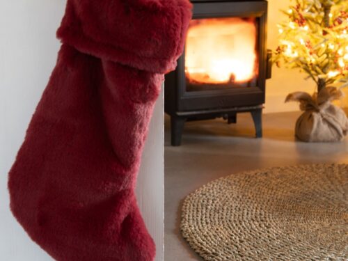 Rode Gaamona kerstdecoratie van polyester, slanke kersthanger aan deur in sfeervol winterinterieur