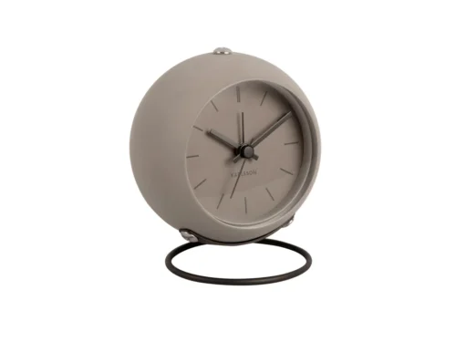 Wekker Jabis grijs met compacte ronde vorm, minimalistisch design en standaard in zwart metaal