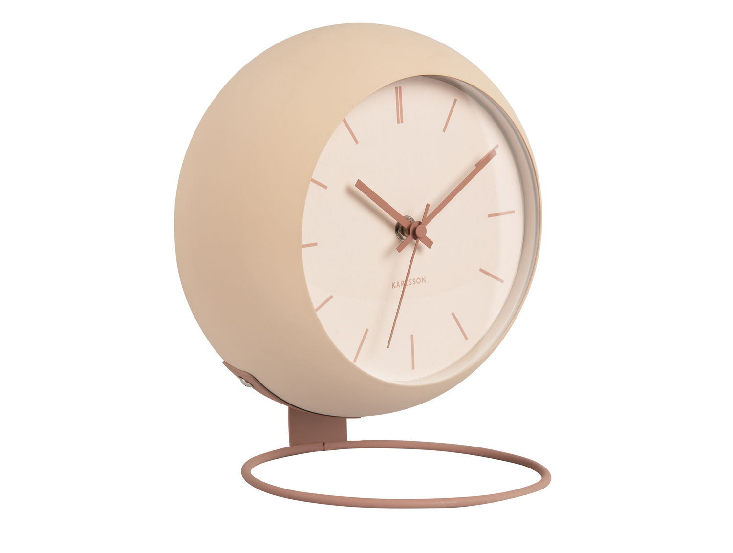 Tafelklok Tatik Bruin met rond ontwerp, beige wijzerplaat en slanke standaard voor een warme, decoratieve touch