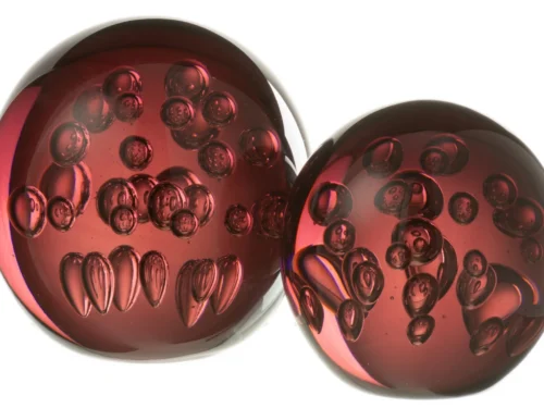 Rabik presse-papier van rood glas met luchtbellen, decoratief woonaccessoire in compacte ronde vorm