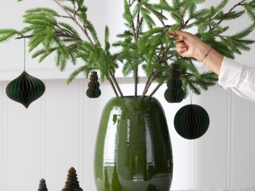 Groene Vaas Triskella terracotta, H40 cm, met glanzende afwerking en stijlvolle woonaccessoire uitstraling