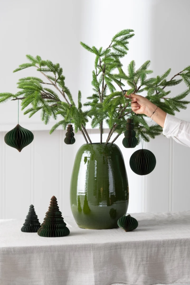 Groene Vaas Triskella terracotta, H40 cm, met glanzende afwerking en stijlvolle woonaccessoire uitstraling
