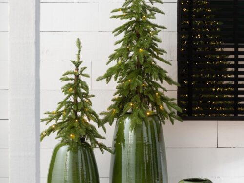 Vaas Stessone terracotta groen H55 cm, glanzend en ovaal, met hoge kersttak in natuurlijk interieur