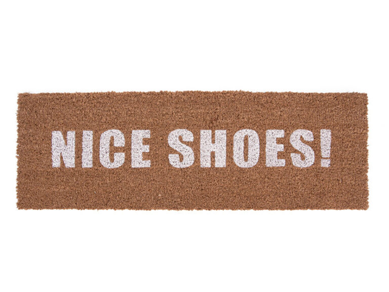Deurmat Saline wit met “NICE SHOES!” opdruk, compacte rechthoekige kokosmat voor de entree