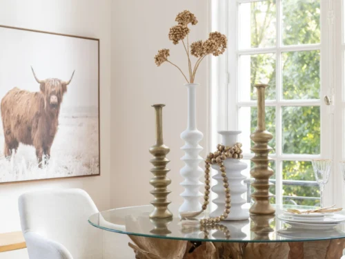 Riennan Klei Goud H60 cm vaas met slanke vorm, goudkleurige afwerking en verfijnde uitstraling in het interieur