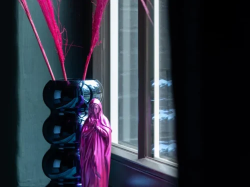 Blauwe glazen Rooldir vaas H30 cm met roze siergrassen op een vensterbank