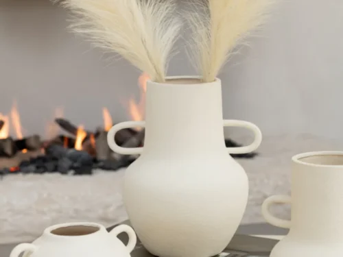 Vaas Trovin Steen beige met ronde vorm en handgrepen, gestyled met pluimen