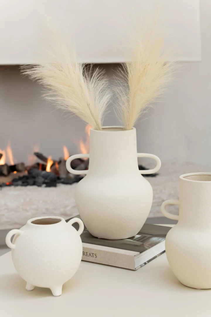 Vaas Trovin Steen beige met ronde vorm en handgrepen, gestyled met pluimen