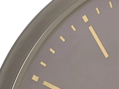 Klok Jassis grijs wandklok met gouden accenten, detail van het stijlvolle ronde design