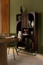 Groene glazen vaas Stuvine H33 cm op houten kast, slank en elegant voor sfeervolle decoratie