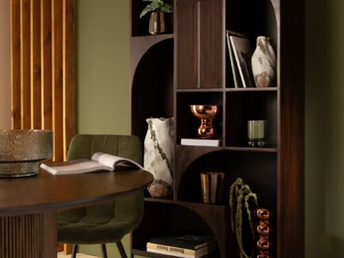 Groene glazen vaas Stuvine H33 cm op houten kast, slank en elegant voor sfeervolle decoratie