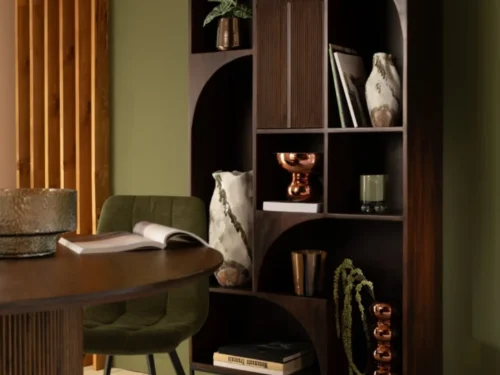 Groene glazen vaas Stuvine H33 cm op houten kast, slank en elegant voor sfeervolle decoratie