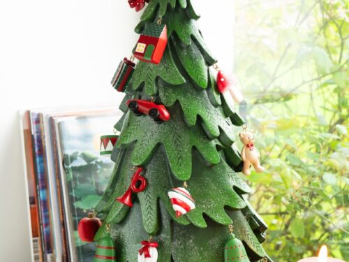 Kerstboom Gunis Meerkleurig H63 cm, sfeervolle groene kerstdecoratie met rode en speelse hangers
