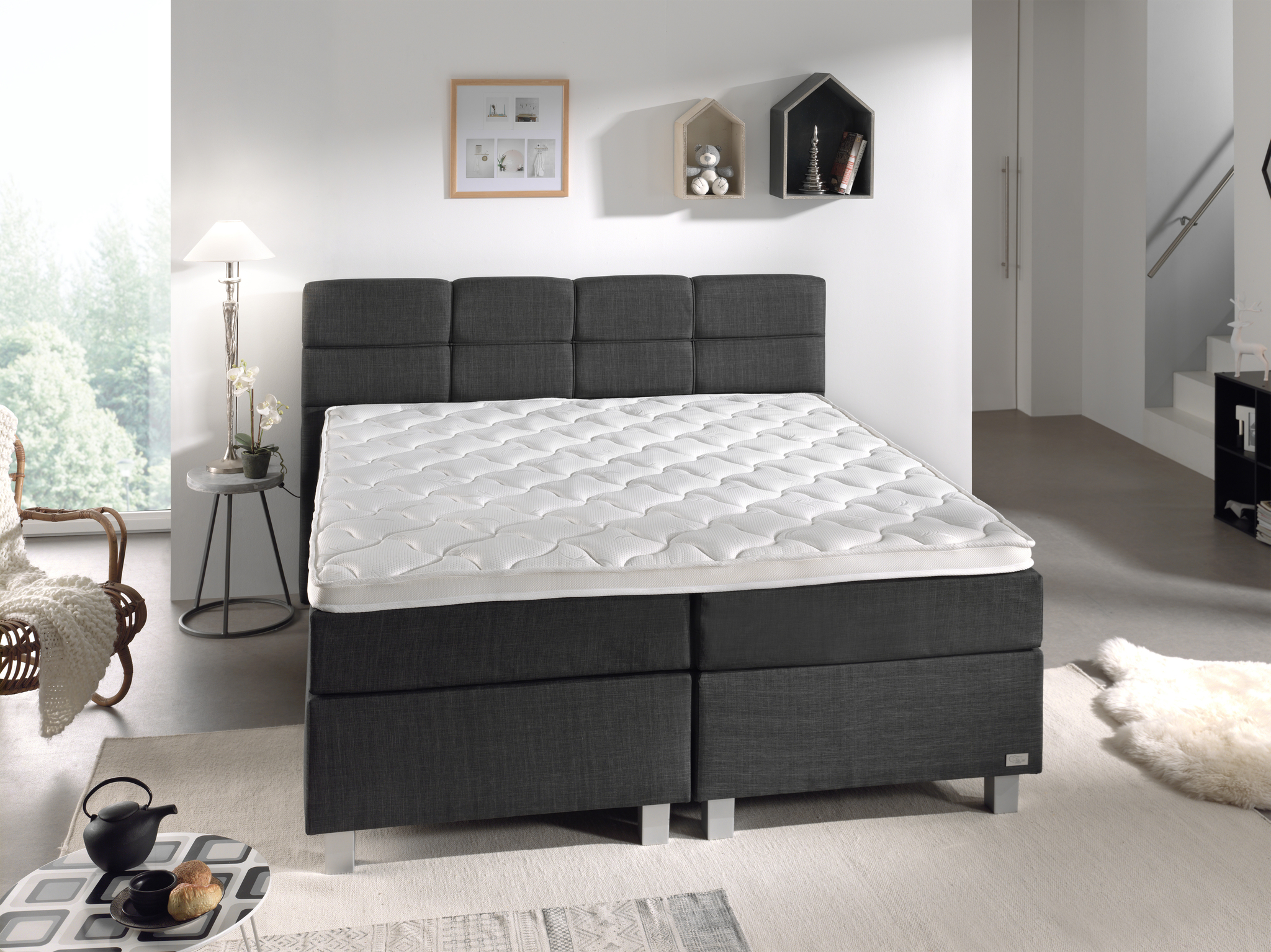 Boxspring Faatek Antraciet 180x200 met gestoffeerd hoofdbord en matras in moderne slaapkamer