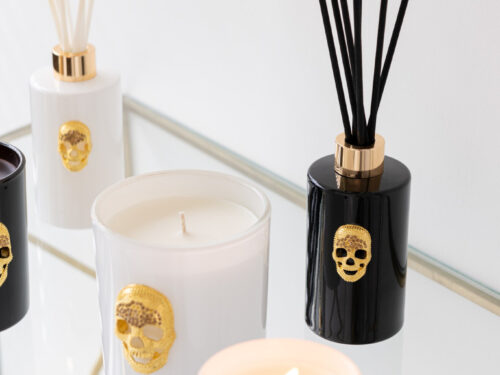 Witte Triestia geurkaars van palmwas in glas met gouden skull, zachte bloemige geur, decoratief en stijlvol