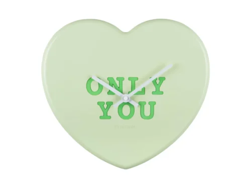 Wandklok Skalvin zacht groen in hartvorm met speelse ONLY YOU-letters en witte wijzers