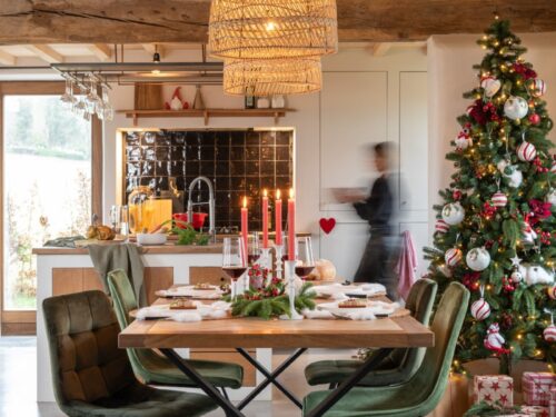 Kerstboom Preirnen PVC groen 225 cm met LED-verlichting in feestelijk gedecoreerde eetkamer