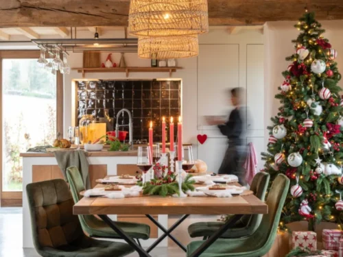 Kerstboom Preirnen PVC groen 225 cm met LED-verlichting in feestelijk gedecoreerde eetkamer
