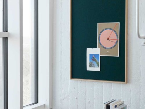 Memobord Graundane Vilt met eikenhouten lijst en donkergrijs vilt, met kaartjes opgehangen in een strak interieur