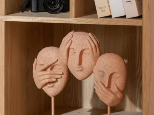 Beeld Proommang Steen Oranje H29,5 cm met drie abstracte gezichten op voet, warm en decoratief