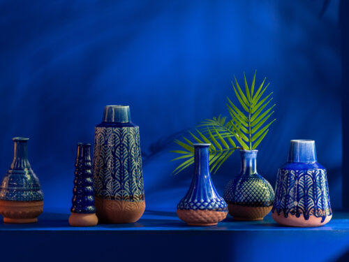 Vaas Grunto porselein blauw H17,5 cm met glanzende afwerking en decoratief reliëfstaand op tafel