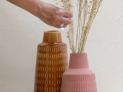 Vaas Klaakio porselein oranje H23 cm met getextureerde afwerking, gevuld met droogbloemen