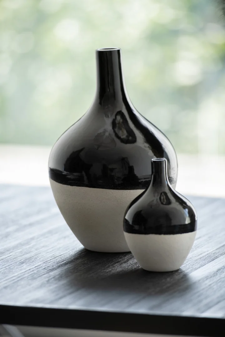 Zwart-witte porseleinen vaas Jiekona met glanzend glazuur, compact formaat H17 cm