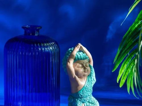 Grordella monnikbeeld in meerkleurig polyresin, speels decoratief beeld met turquoise details, H20 cm