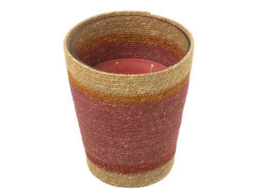 Geurkaars Greissund in meerkleurig glas met rotan afwerking en zachte bloemige geur in roodtinten