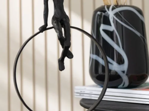Ringhouder Paurrella van metaal, met zwart decoratief figuur en houten voet