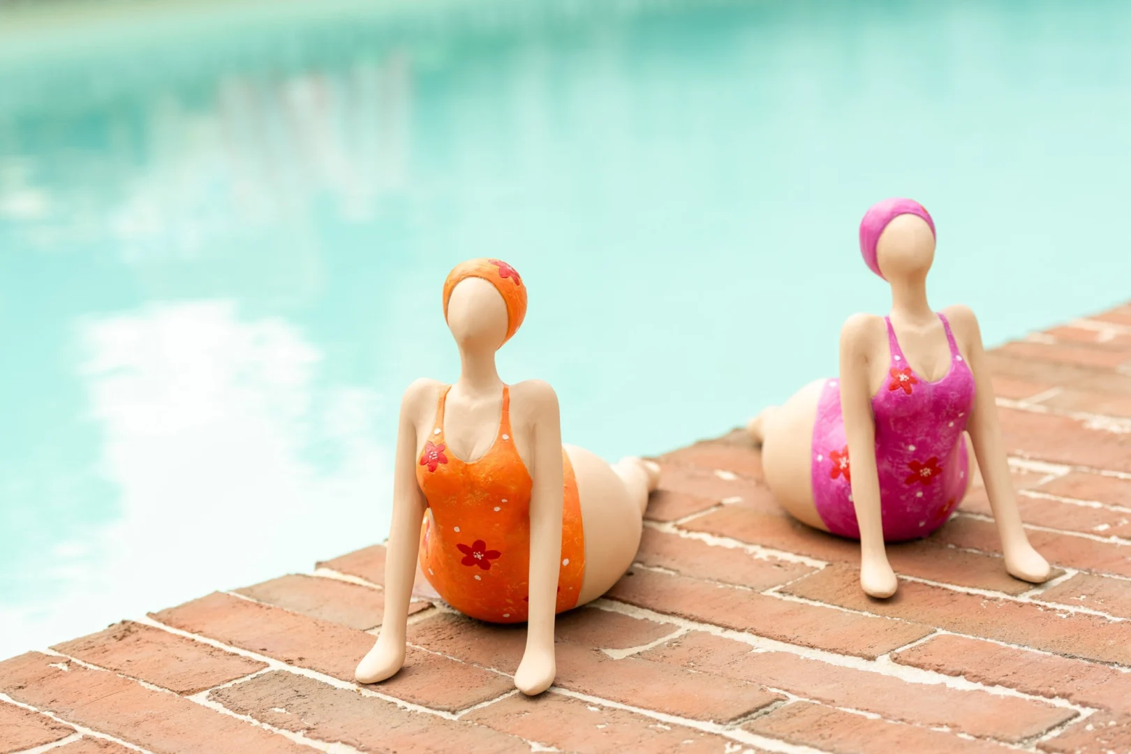 Decoratie Vooki Steen Meerkleurig set van 2 liggende yogavrouwen in oranje en roze