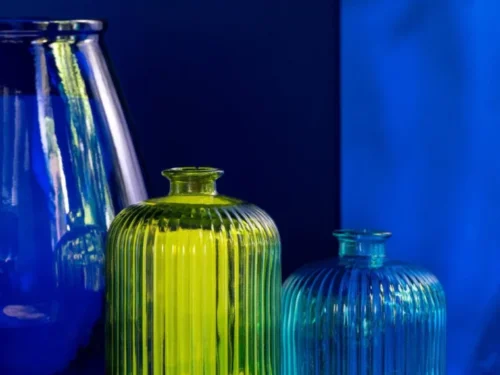 Blauwe glazen vaas met strepen, compacte vorm en elegante uitstraling, H18 cm