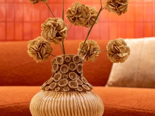 Woonaccessoire Ranon naturel bloemtak met 5 pompons in vaas, zachte decoratieve uitstraling