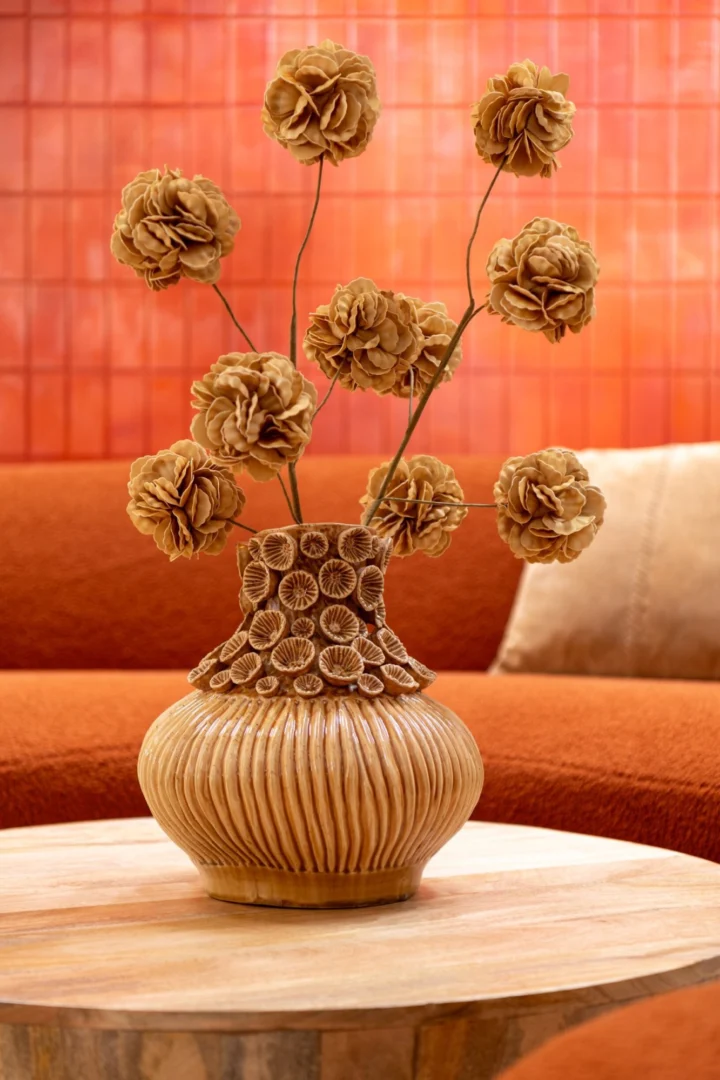 Woonaccessoire Ranon naturel bloemtak met 5 pompons in vaas, zachte decoratieve uitstraling