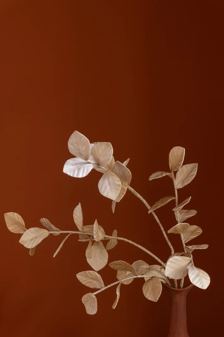 Kunstplant Hovero EVA naturel, 132 cm hoog, met elegante beige bladeren in terracottakleurige pot