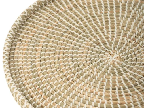 Steinona rond dienblad van zeegras in naturel, met geweven structuur en rustige natuurlijke uitstraling