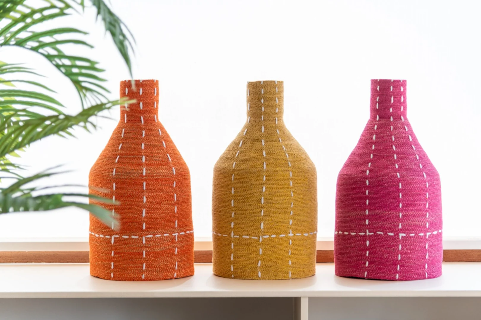 Brarrora zeegras vazen set van 3 met flesvorm, gestippelde strepen en meerkleurige afwerking in roze, oranje en geel