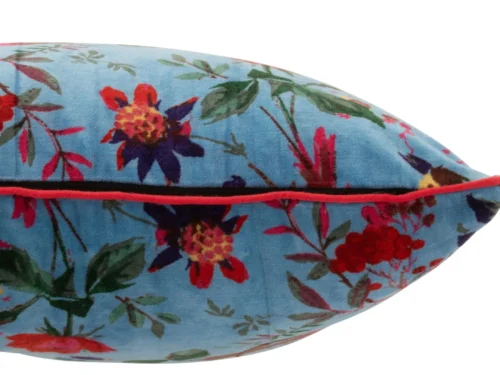 Kussen Teirne blauw 45x45 cm met bloemenprint en rood biesdetail, 100% katoen