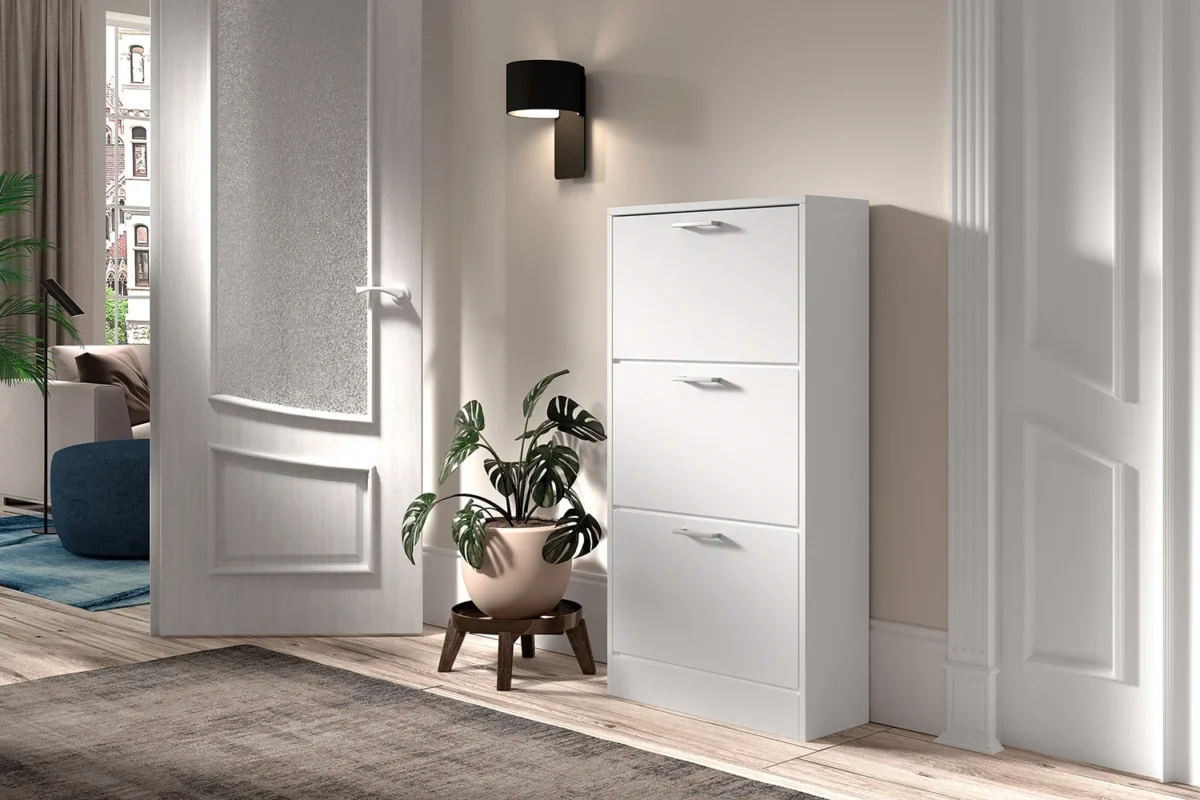 Witte Brerny schoenenkast met drie kleppen in smalle hal, strak en ruimtebesparend design