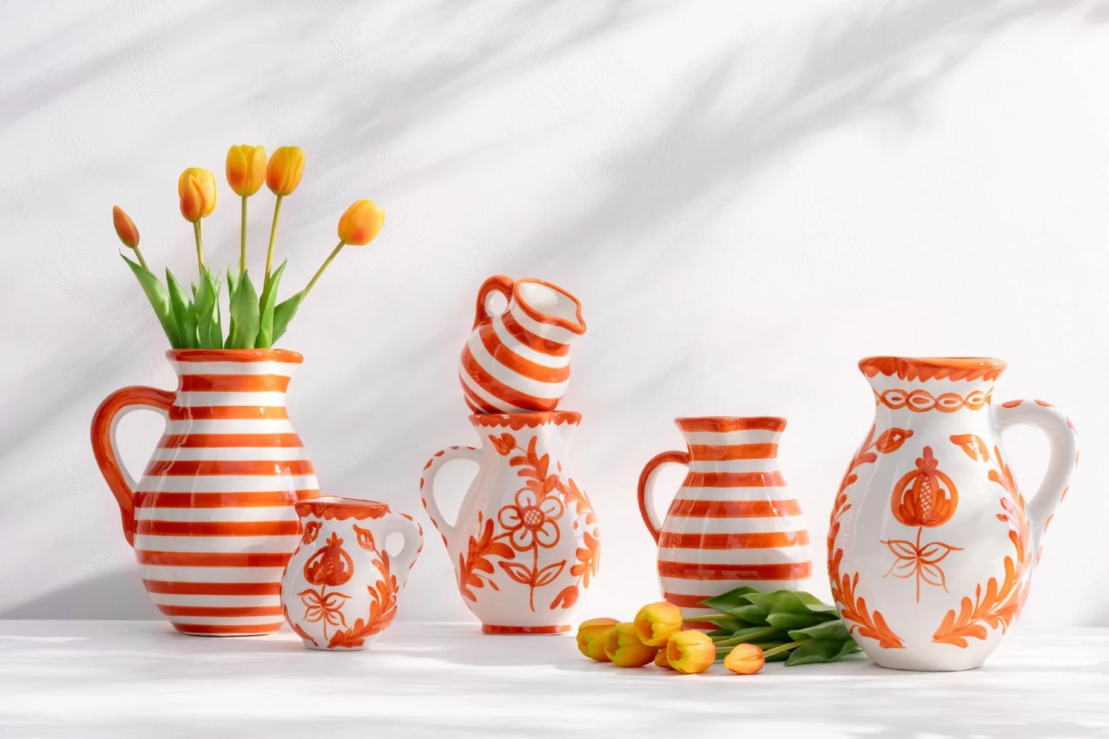 Schenkkan Liedy keramiek meerkleurig met oranje-witte strepen en handvat, compact tafelmodel