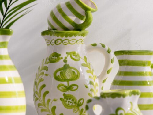 Karaf Heikun keramiek meerkleurig met groen-witte strepen en handgemaakte decoratie, compact tafelmodel