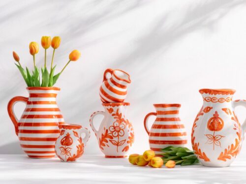 Karaf Jaullona keramiek meerkleurig met oranje-witte strepen, handvat en compact formaat voor tafel of kast