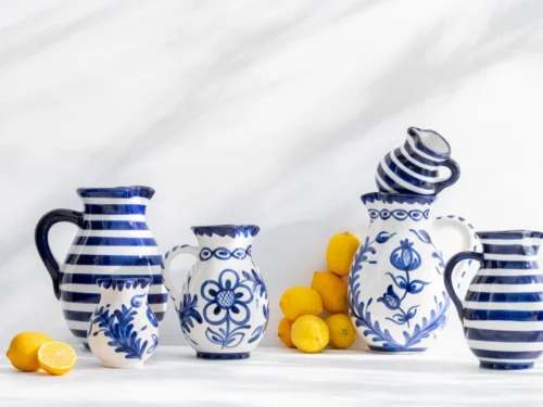 Schenkkan Irene keramiek meerkleurig met blauw-witte strepen en florale details, compact formaat for tabletop styling