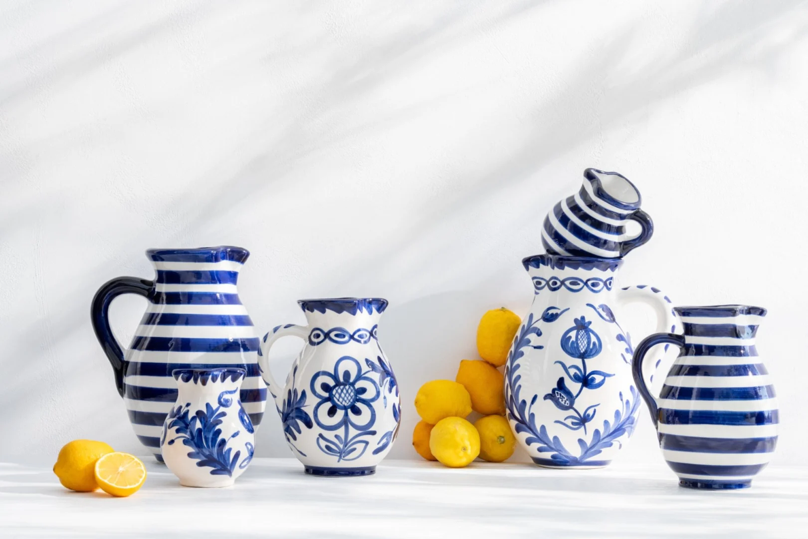 Schenkkan Irene keramiek meerkleurig met blauw-witte strepen en florale details, compact formaat for tabletop styling